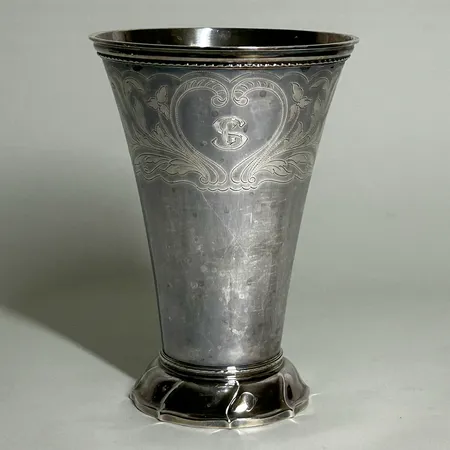 Pokal mönstrad, gravyr, Guldsmedsaktiebolaget, kattfot 830/1000 silver  Vikt: 579,8 g