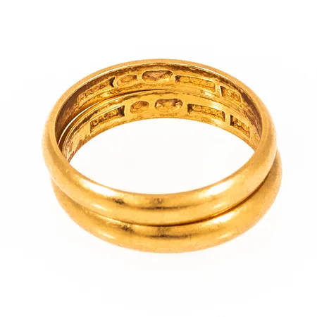 Graverat guld i 23K. Vikt: 11,1g. 