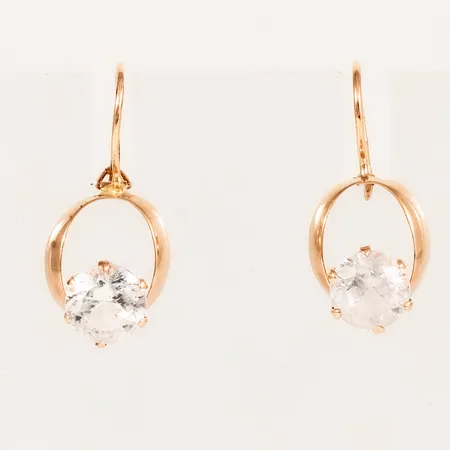 Hängande örhängen i 14K guld med vita stenar Ø 7 mm. De är 10,5 mm breda, 24 mm långa och väger 2,1g. Krok med fällögla. Finska stämplar.