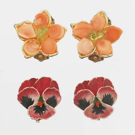 Två par örhängen med olikfärgade stenar respektive snidat trä, Ø ca. 22mm & 19mm, bijouteri