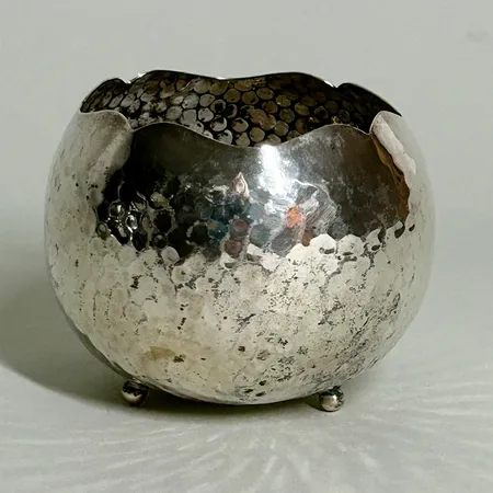 Sockerskål hamrad yta på tre fötter, importstämpel, 925/1000 silver  Vikt: 78,6 g