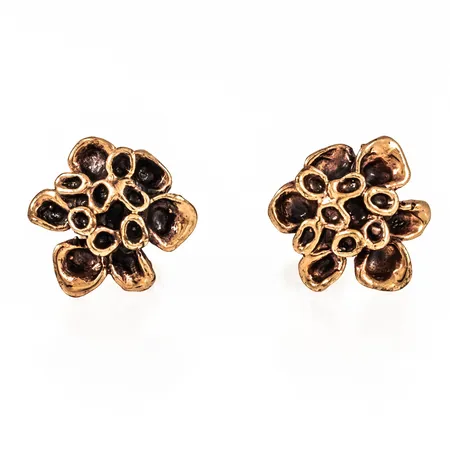 Örhängen Lava i brons, design Hannu Ikonen Finland. De är Ø 10,5 mm och väger 2,3g. Stift i silver. 