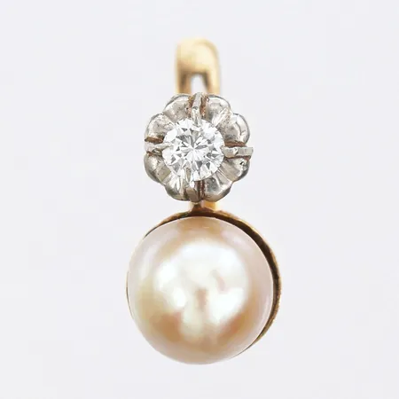 Udda örhänge med odlad saltvattenpärla Akoya och diamant ca. 0,15ct, längd: 16mm, bredd: 9mm, 18K guld Vikt: 2,3 g