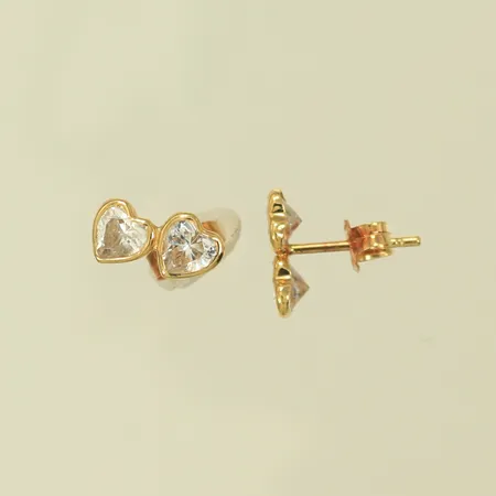 Ett par örhängen hjärtan med vita stenar 4,5x8mm 18K Vikt: 0,7 g