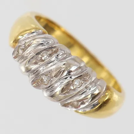 Ring med 8/8-slipade diamanter 5 x 0,01ct, stl: 16¾, bredd 2,7-7,5mm, tvåfärgat 18K.  Vikt: 4,4 g