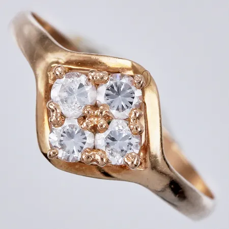 Ring med vita stenar, bucklig skena, stl: 16¾, bredd ca 1-9mm, APJ årsstämpel saknas, 18K Vikt: 1,5 g