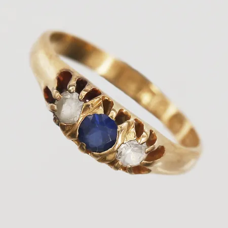 Ring med blå och vita syntetiska stenar, 16½, bredd 1,5-4mm, Hovjuvelerare Gunnar Fahlström AB, Stockholm, 1959, stenar med slitage samt slutna klor/fattning, 18K guld. Vikt: 2,9 g