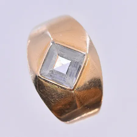 Ring med vit sten, stl 17, bredd 3-12 mm, 18K. Vikt: 3 g