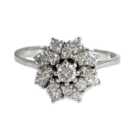 Diamantring, 18K vitguld, Diamanter totalt 0,75ct, svensk kontrollstämpel, Ø19¾ mm, skenans bredd 1,3 -1,9 mm, frontens storlek 12x12 mm, fint skick Vikt: 3,9 g