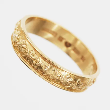 Ring med dekor i relief, stl: 21¼, bredd: 5,5mm, Guldvaruaktiebolaget G. Dahlgren & Co. AB, Malmö 1967, gravyr, 18K guld Vikt: 6,1 g