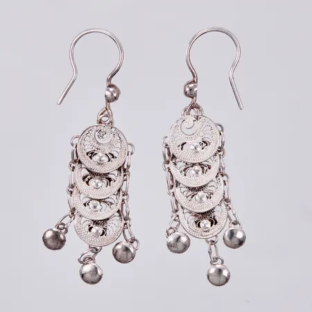 Ett par örhängen längd ca 45mm, bredd ca 1-12mm, 925/1000 silver Vikt: 4 g