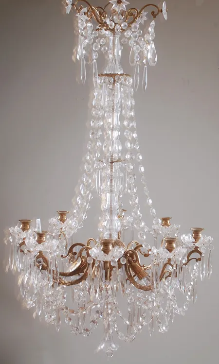 Kristallkrona Oscariansk, 18/1900tal (mitt stamm i glas def/ manschetter def/ en del prismor saknas), höjd 105cm Specialfrakt, kontakta pantbankskontoret för mer information.