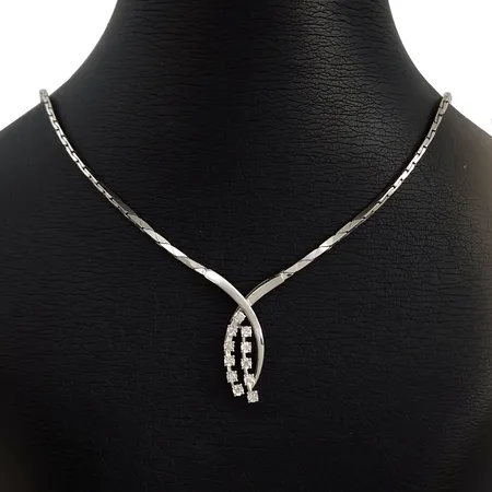 Collier, 18K vitguld, Diamanter 11 st - totalt 0,11ct - stämplat på hängets baksida, svensk kontrollstämpel, längd knäppt 43 cm, bredd 2 mm, fint skick Vikt: 18,4 g