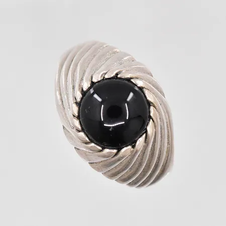 Ring med svart sten, stl 20¾, 925/1000 silver Vikt: 10 g