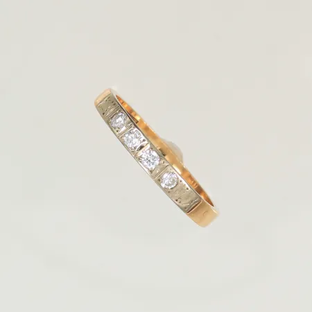 Ring med diamanter 4xca0,03ct stl 18, bredd 2,6mm 18K  Vikt: 2,8 g
