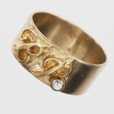Ring med vit sten samt monogram, sten med kraftigt slitage, stl: 19, bredd 10mm, 18K guld Vikt: 9,7 g