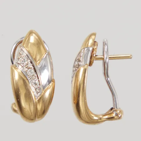 Ett par örhängen med diamanter totalt ca 0,08ct, längd ca 16mm, bredd 8mm, vitguld, gulguld, 18K Vikt: 4,9 g