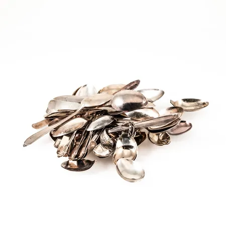 Diverse skedar och rester från smycketillverkning i silver 502g 830/1000. 