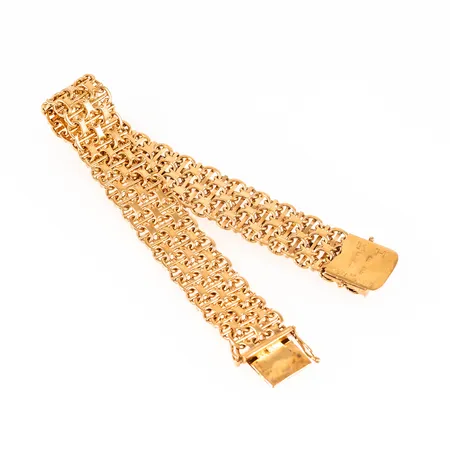 Armband X-länk med stav i 18K guld. Det är 19,5 cm långt, 14,5 mm brett och väger 32,2g. Kistlås. Gravyr (initialer och datum).