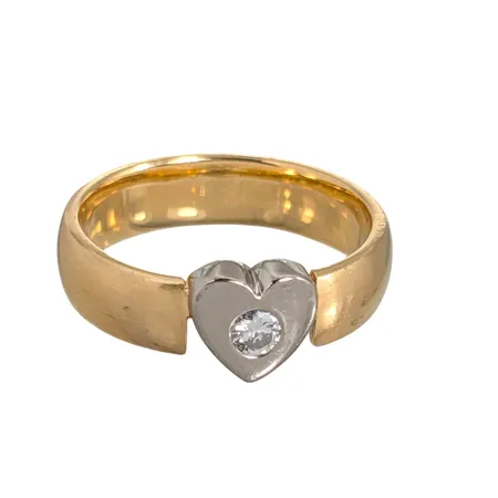 Diamantring, 18K guld, Diamant 0,15ct, Guldsmed Björn Nilsson AB (GBON), Kristianstad, Ø18¾ mm, bredd 5-8 mm Vikt: 8,7 g