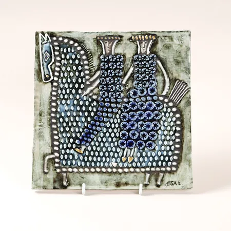 Väggplakett Lisa Larsson, "Ryttare" ur serien "Unik", stengods, kantstött på baksida, 22,5 x 22,5cm