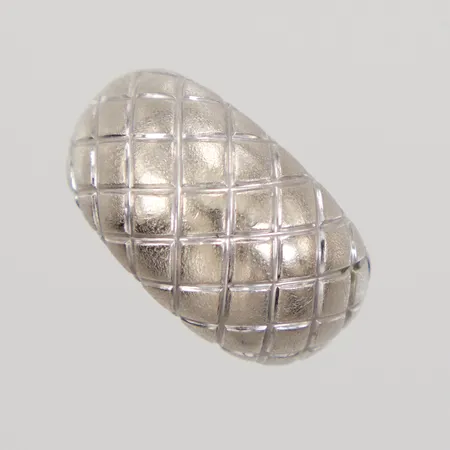 Ring med mönsterdekor stl 18¼, bredd ca 4,6-13,9 mm, höjd ca 6mm, vitguld 18K  Vikt: 8,9 g