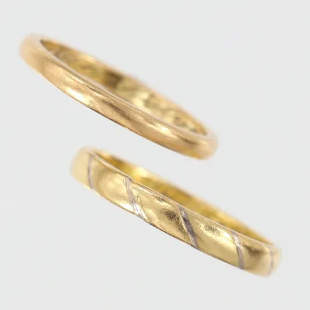 2 ringar, gravyr, 18K Vikt: 5,6 g