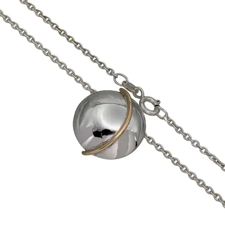 Hänge, silver 925/1000, Guldsmed Rolf Nilsson Kristianstad (egen tillverkning) med Halskedja Ankarlänk, dekor med förgyllning, Ø19 mm, kedja 925/1000, längd 42 cm, stämplad ITALY, originaletui medföljer, fint skick Vikt: 6,9 g