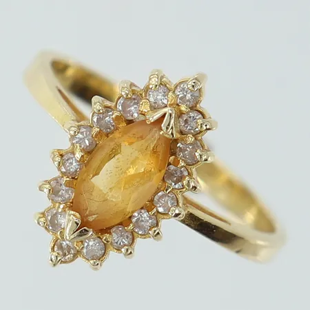 Ring med diamanter 16 x 0,01ct samt gul sten, stl: 16¾, bredd 2,2-14mm, 14K.  Vikt: 2,7 g