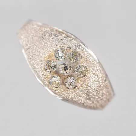 Ring med vita stenar, stl 21, 830/1000 silver Vikt: 3,5 g