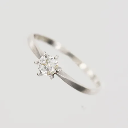 Ring med vit sten, stl: 18¾, bredd: 2mm, skev skena, 925/1000 silver Vikt: 1,2 g