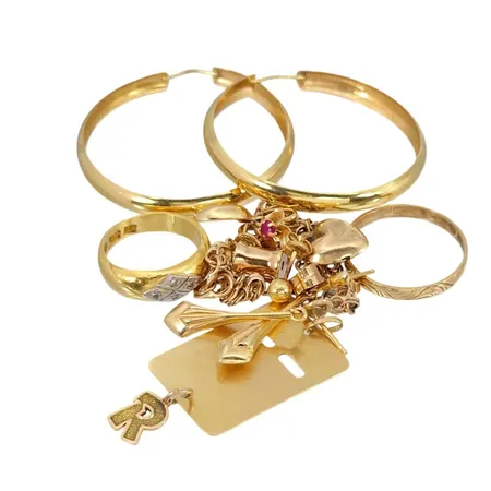 Diverse smycken, 18K guld - vikt 16,2g, 23K guld - vikt 7,5g, slitage, defekter och gravyrer