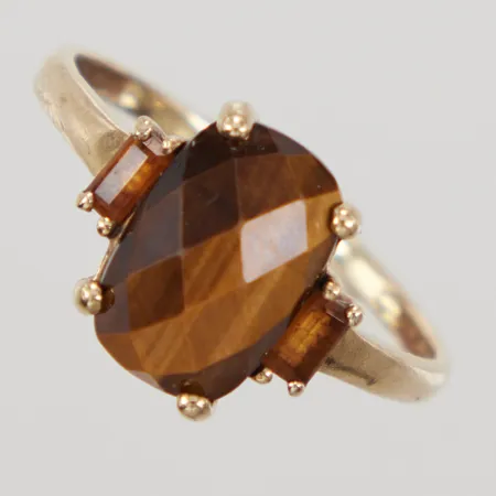 Ring med brun sten, stl 20¼, bredd 1,7-12mm, 9K. Bruttovikt: 2,4g Vikt: 0 g