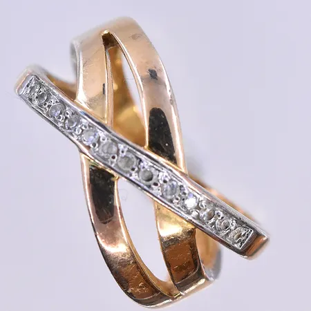 Ring med vita stenar, stl 19, bredd 3-11 mm, 18K. Vikt: 5 g