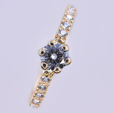 Ring med vita stenar, Guldfynd, stl 19, bredd 2 mm, 18K. Vikt: 1 g