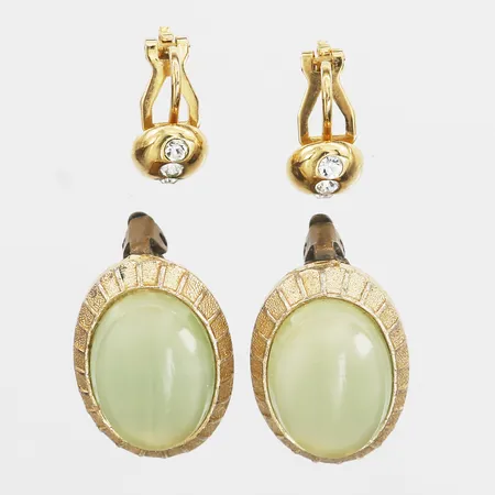 Två par örhängen med gröna respektive vita stenar, 23 x 17mm & 14 x 8mm, bijouteri