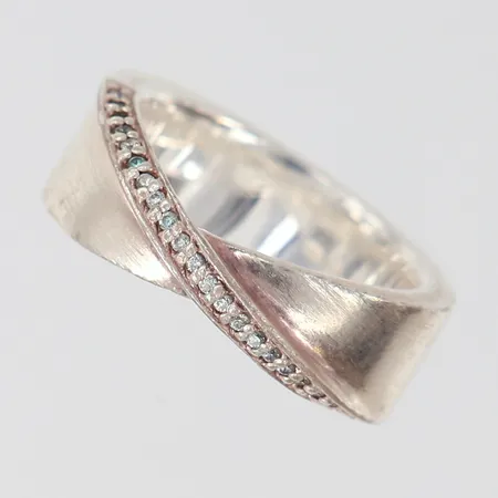 Ring med vita stenar, stl 16¾, bredd 7,3mm, 925/1000 silver Vikt: 8,7 g
