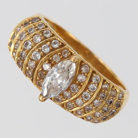 Ring med vita stenar, stl: 17¾, bredd 4-9mm, skev, ostämplat 18K Vikt: 6,4 g