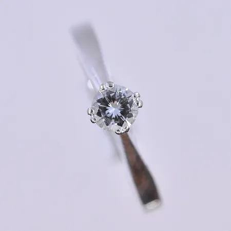 Ring med diamant 0,30ct, stl 18½, bredd 2 mm, vitguld, 18K. Vikt: 3 g