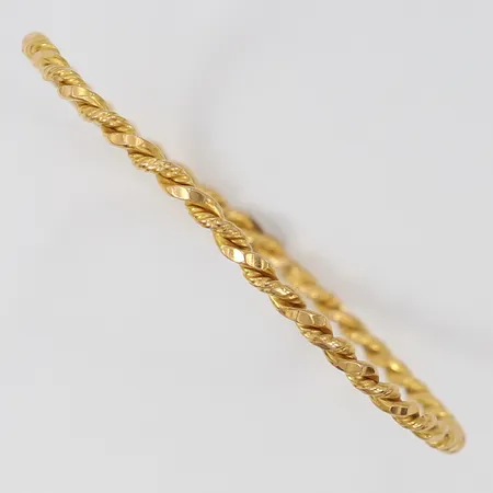 Armring, Ø65mm, bredd 3mm, bucklig, ostämplat 21K. Vikt: 15 g