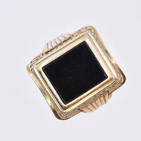 Klackring med svart platta, stl 19½, bredd 5-22 mm, 14K. Vikt: 18,8 g