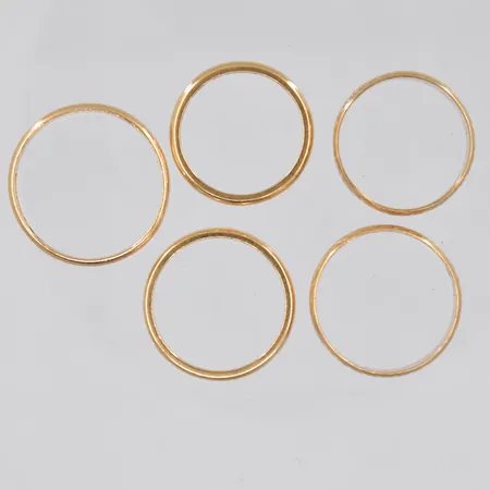 Fem ringar, stl 17¼ - 20¾, gravyrer, 18K Vikt: 17,8 g