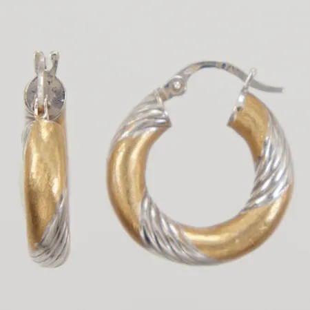 Ett par örhängen Creoler, mönsterdekor, längd 15mm, bredd 4,2mm, vitguld, gulguld, GFAB, 18K Vikt: 2,8 g