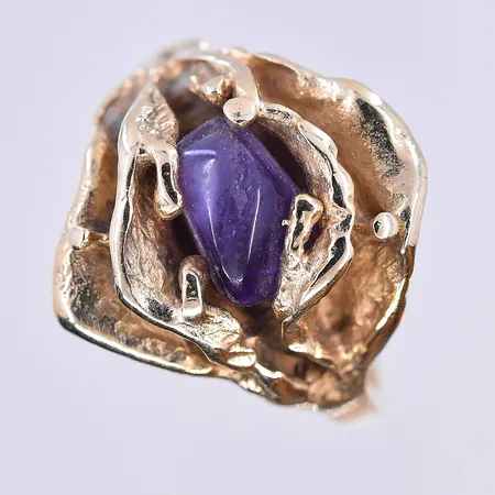 Ring med lila sten, stl 18, bredd 3-19 mm, 14K. Vikt: 8,6 g