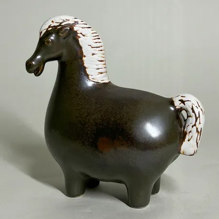 Figurin häst av Stig Lindberg ur serien hästar, höjd 17cm, bredd 16cm, stengods, stämplad & etikettmärkt