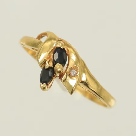 Ring med vit och blåa stenar, stl 17½, bredd 1,7-8,3mm 18K  Vikt: 2,3 g