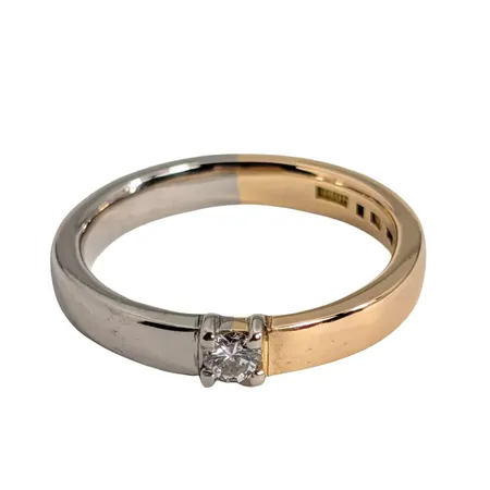 Diamantring, 18K guld, Diamant 0,15ct, Guldsmed Björn Nilsson AB (GBON), Kristianstad, Ø19½ mm, bredd 3,5 - 4,3 mm Vikt: 7,3 g