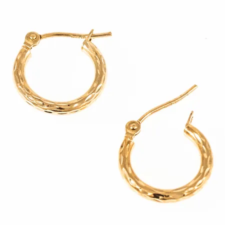 Creoler Ø 13 mm i 18K guld med fasetterat mönster. De är 2 mm breda och väger 0,8g. Stämplade GHA (Guldfynd), 750.