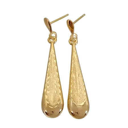 Örhängen, 18K guld, delvis matterade och mönstrade, längd 34 mm, bredd 6,5 mm, fint skick, ploppar saknas Vikt: 1,1 g