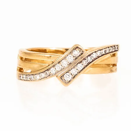 Ring i 18K guld med 24 briljantslipade diamanter totalt 0,18ct. Den är i storlek 17½, är 4 - 8,5 mm bred och väger 5,3g. Stenstorlek 0,18ct ingraverat. Stämplad GHA (Guldfynd), 750. 